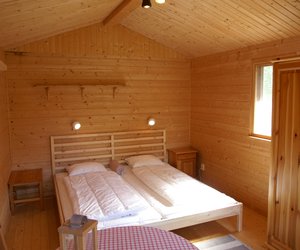 Doppelbett im separaten Gästehaus von Haus Hubi