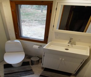 Badezimmer mit Fenster in Ferienhaus Scully