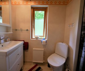 Badezimmer mit Fenster im Wohlfühlhaus Hubi