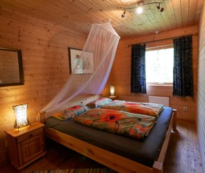 Schlafzimmer mit Doppelbett im Haus Hubi