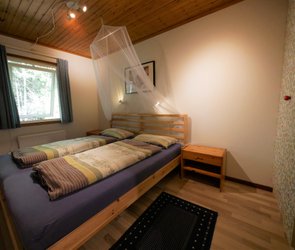 Schlafzimmer mit Doppelbett im Haus Scully