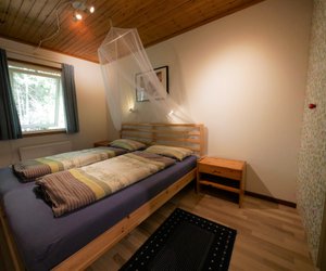 Schlafzimmer mit Doppelbett im Haus Scully
